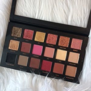 Huda beauty textured rose gold eyeshadow palette